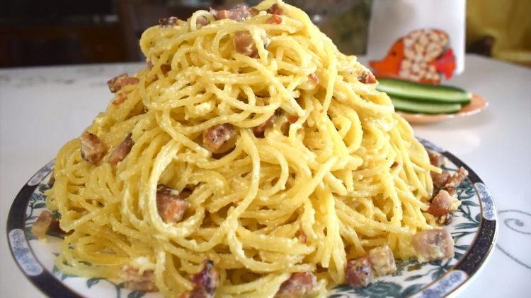 Recipe para sa Carbonara Pasta kasama ang Bacon at Cream
