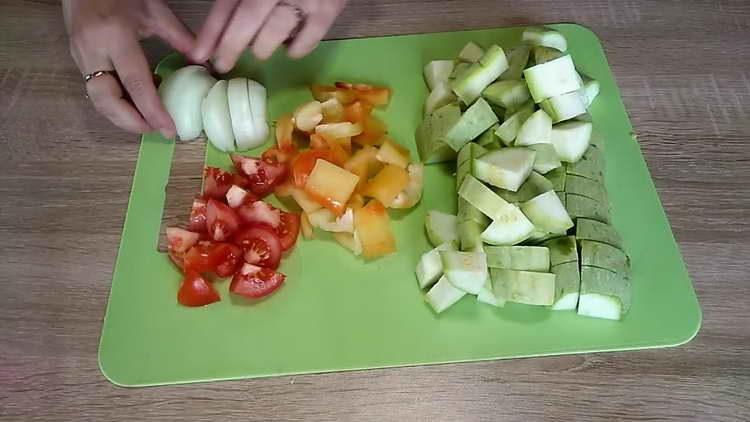 измийте и нарежете всички зеленчуци
