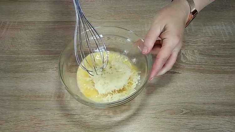 смесете яйцето със сиренето