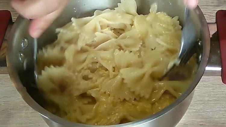 mescolare la pasta con la pasta
