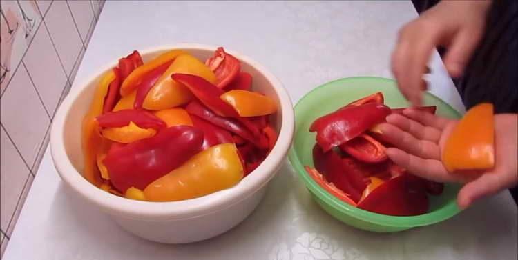 κόψτε το πιπέρι σε τέσσερα μέρη