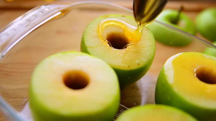 ρίξτε μήλα με μέλι