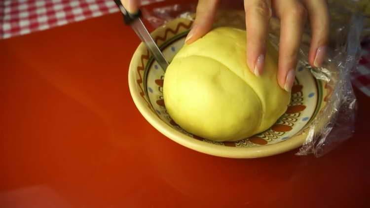 tagliare un pezzo di pasta