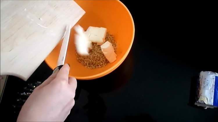 tagliare il burro e mescolare con la farina