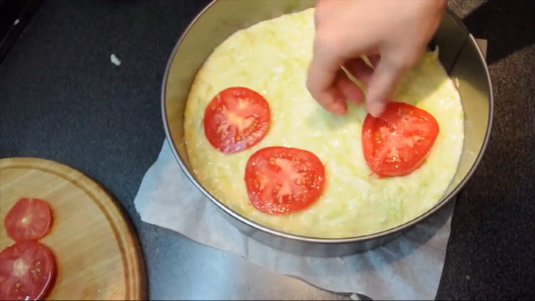сложете доматите върху тестото