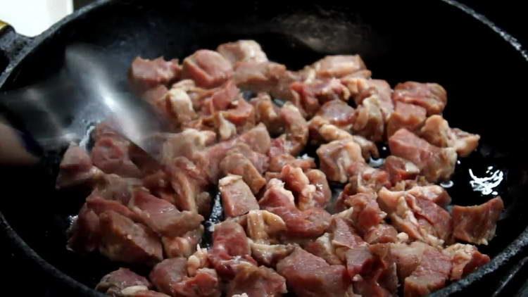 ضع لحم الخنزير في مقلاة