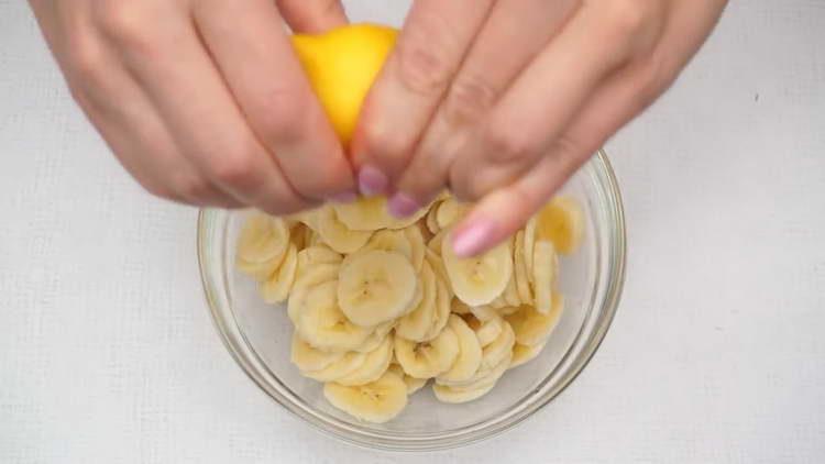 смесете бананите с лимоновия сок