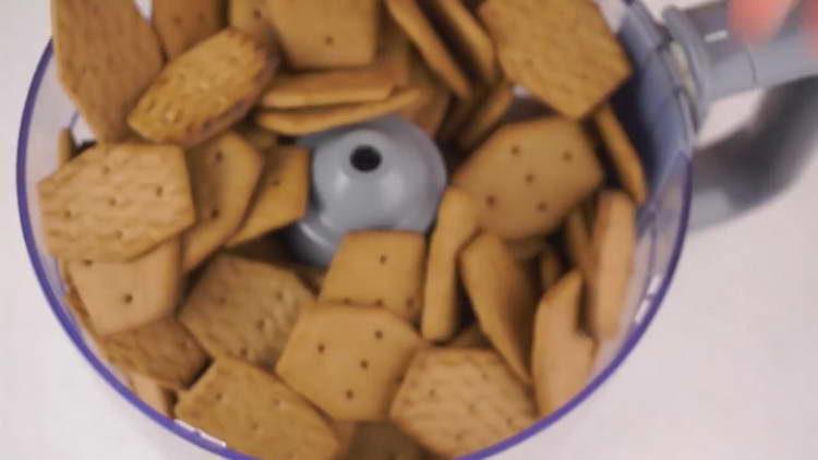 Cracker in einem Mixer mahlen