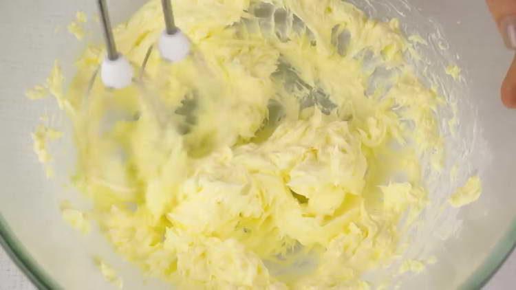 smíchejte máslo s kondenzovaným mlékem zvlášť