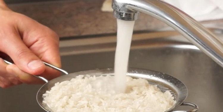 كيف لطهي الأرز في مقلاة على الماء