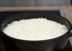 كيف لطهي الأرز في مقلاة على الماء