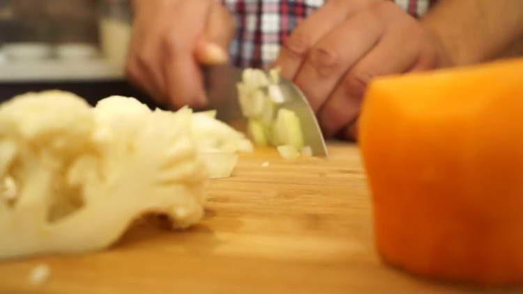 κόβουμε το κρεμμύδι και το καρότο