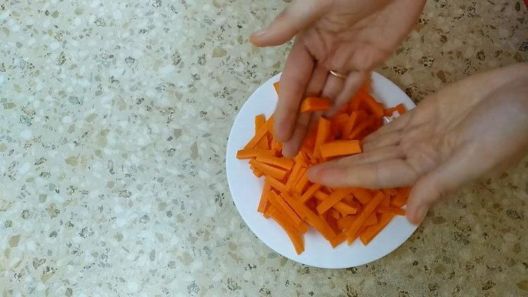 Ruoanlaitto riisiä porkkanoiden ja sipulien kanssa