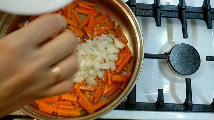 запържете лука и морковите