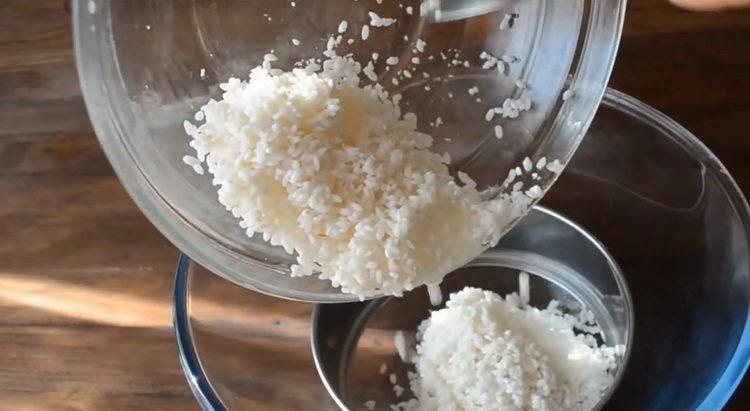 vypusťte vodu z rýže