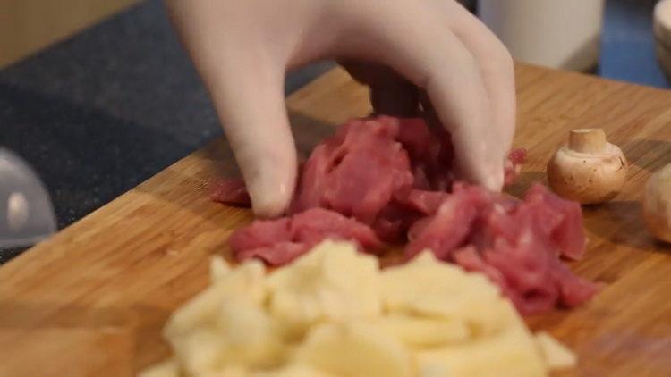 ψιλοκόψτε το κρέας και τις πατάτες