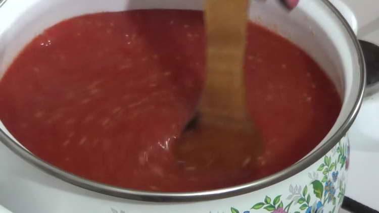 gießen Sie die Tomate in die Pfanne