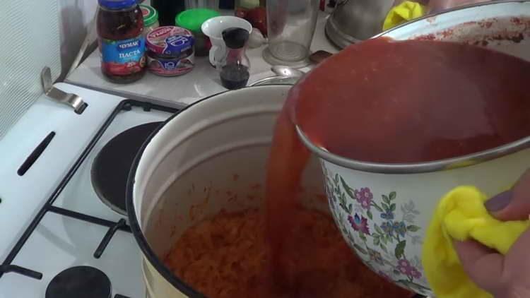 ibuhos ang tomato paste sa mga gulay