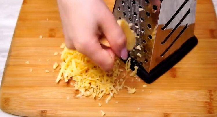 grattugiare il formaggio