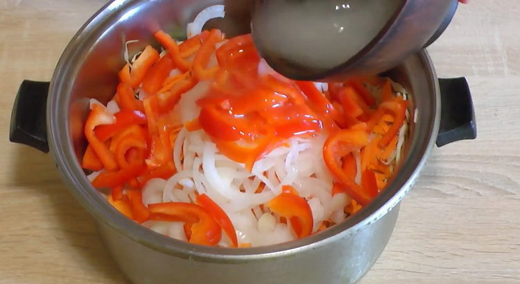 προσθέστε σάλτσα στα λαχανικά