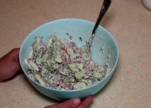 preparare una delicata insalata di ravanelli
