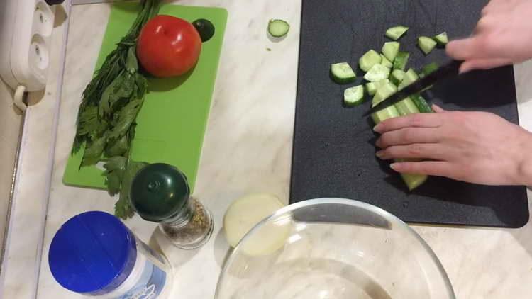 susmulkinkite agurką