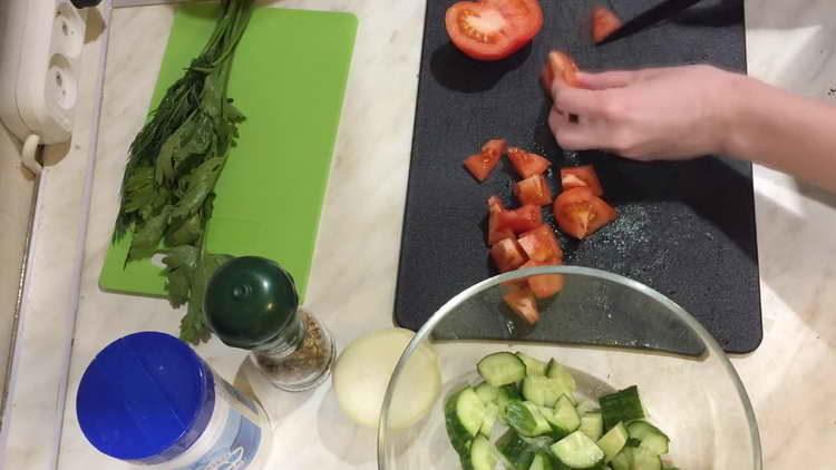 supjaustykite pomidorus