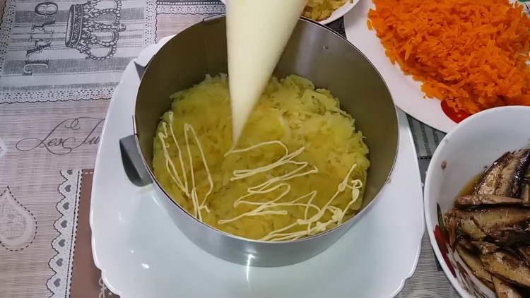 Kartoffeln mit Mayonnaise einfetten