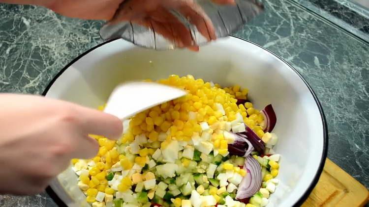 Gießen Sie Mais in Salat