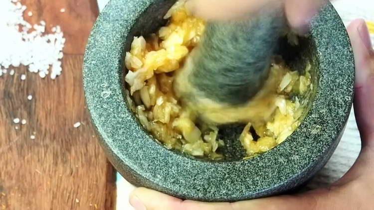 tritare l'aglio in un mortaio