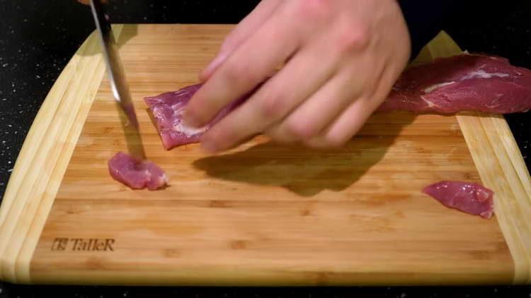 κόψτε το κρέας σε φέτες