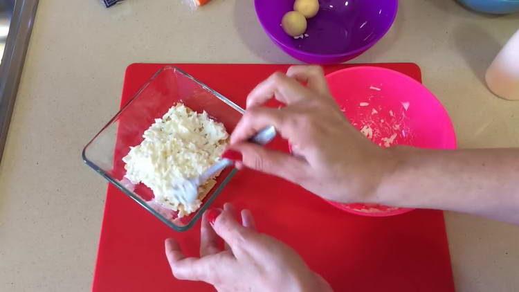 adagiare l'uovo con maionese sul cracker