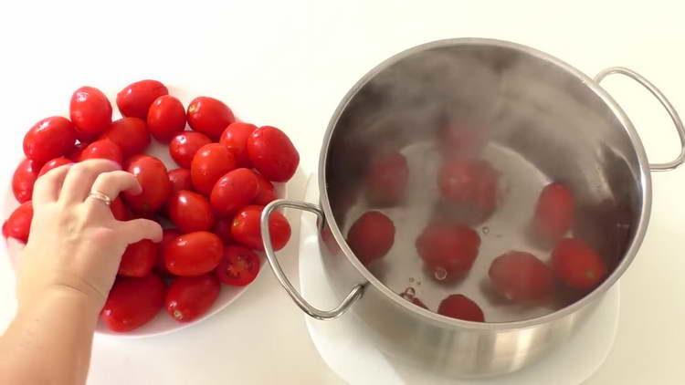 versare i pomodori con acqua bollente