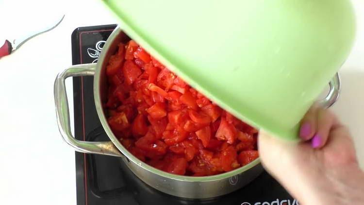siųskite pomidorus į keptuvę
