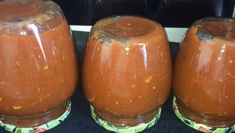 Fantastische kaukasische Tomatensauce für den Winter - ein einfaches Rezept