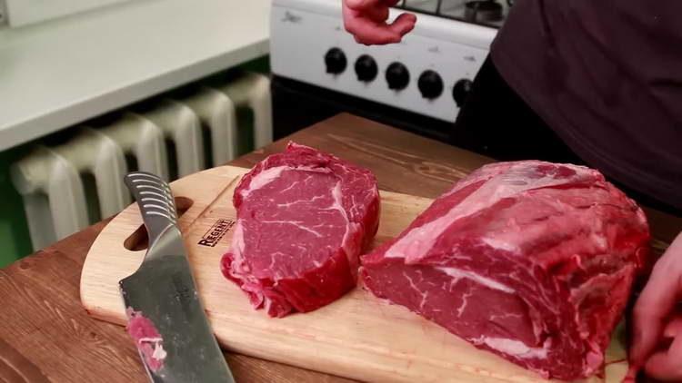 Das Steak in Scheiben schneiden