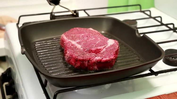 Schicken Sie das Steak in die Pfanne
