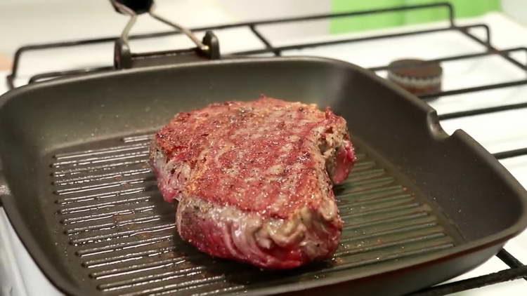 Das Steak von beiden Seiten anbraten