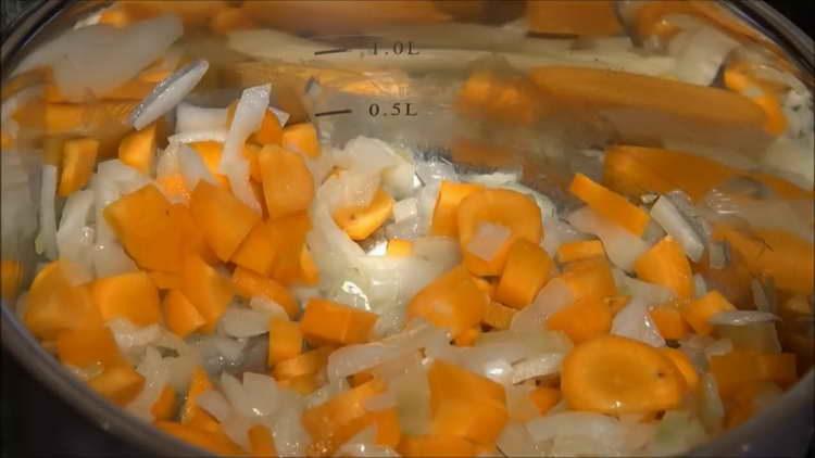 Karotte in die Zwiebel geben