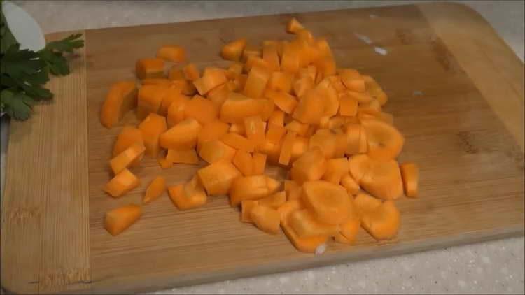 ψιλοκόψτε το καρότο