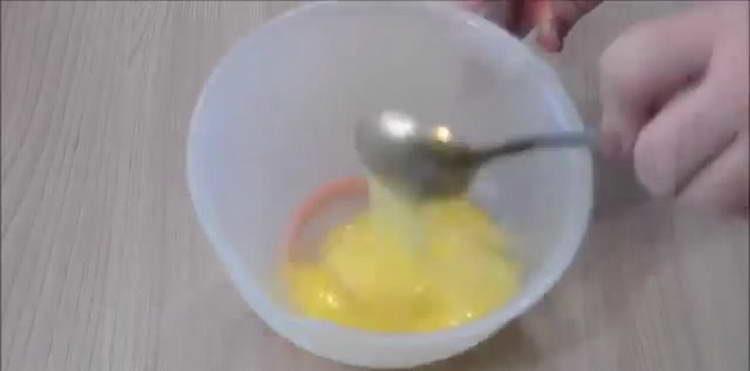χτυπήστε αυγά με ένα πιρούνι