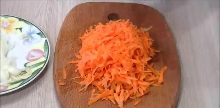 Karotten reiben
