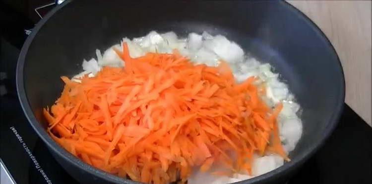 Zwiebeln und Karotten anbraten