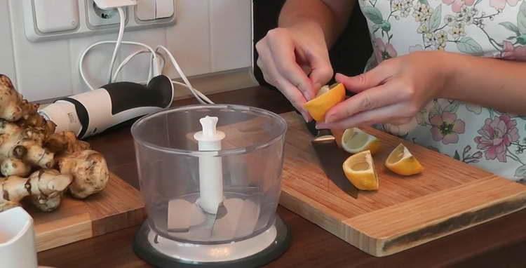 nakrájejte citron na plátky