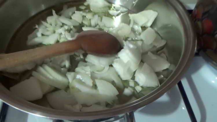 τηγανίζουμε το κρεμμύδι σε ελαιόλαδο