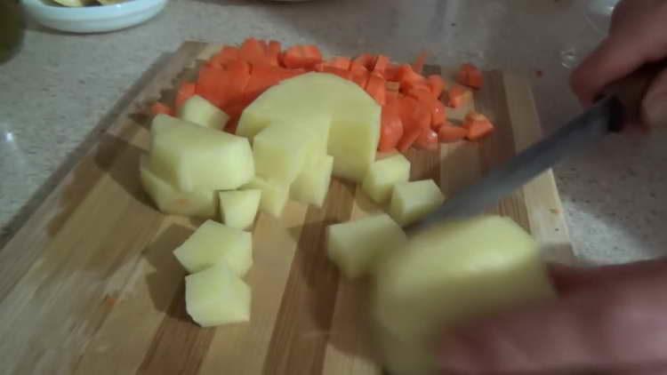 supjaustykite morkas ir bulves