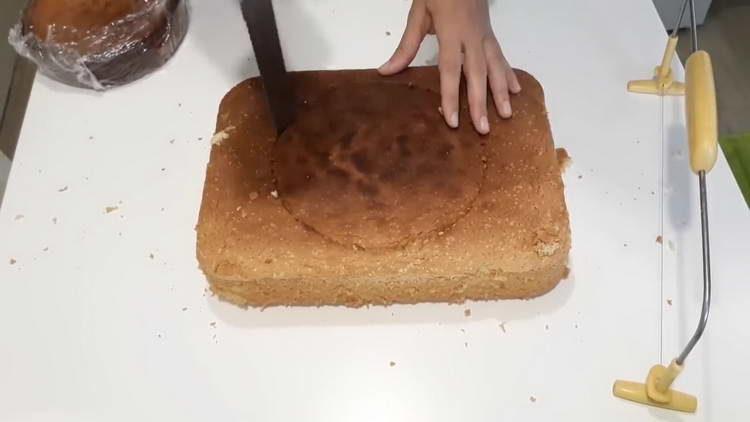 gupitin ang sponge cake