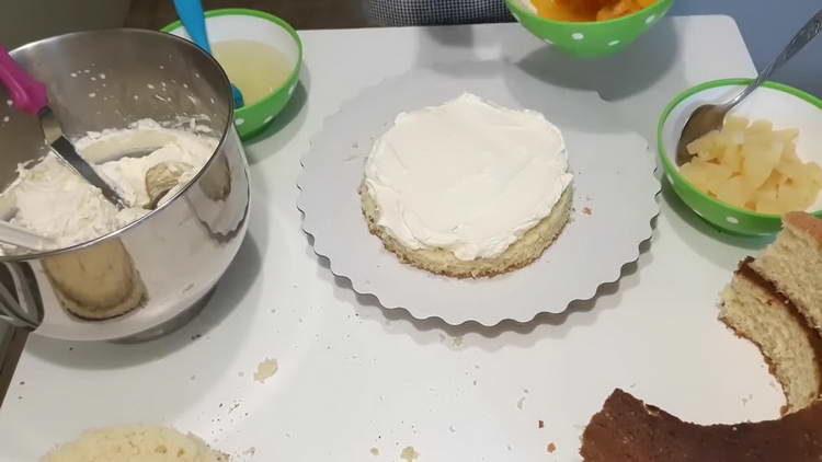 Den Kuchen mit Sahne einfetten