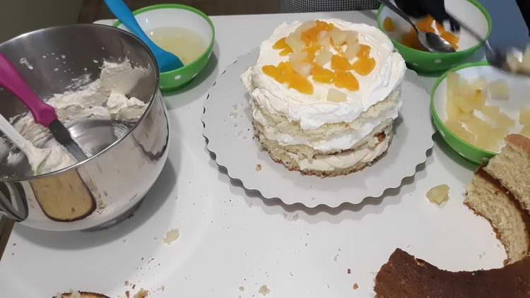 ilagay ang cake sa susunod na cake
