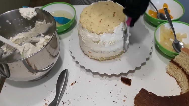 grasa ang cake na may cream